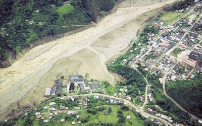 Town of Belalc&#225;zar, Colombia, the largest community hit by an earthquake induced lahar in 1994. Flow arrived from upper right and only riverside structures were destroyed. (Click image to view full size.)
