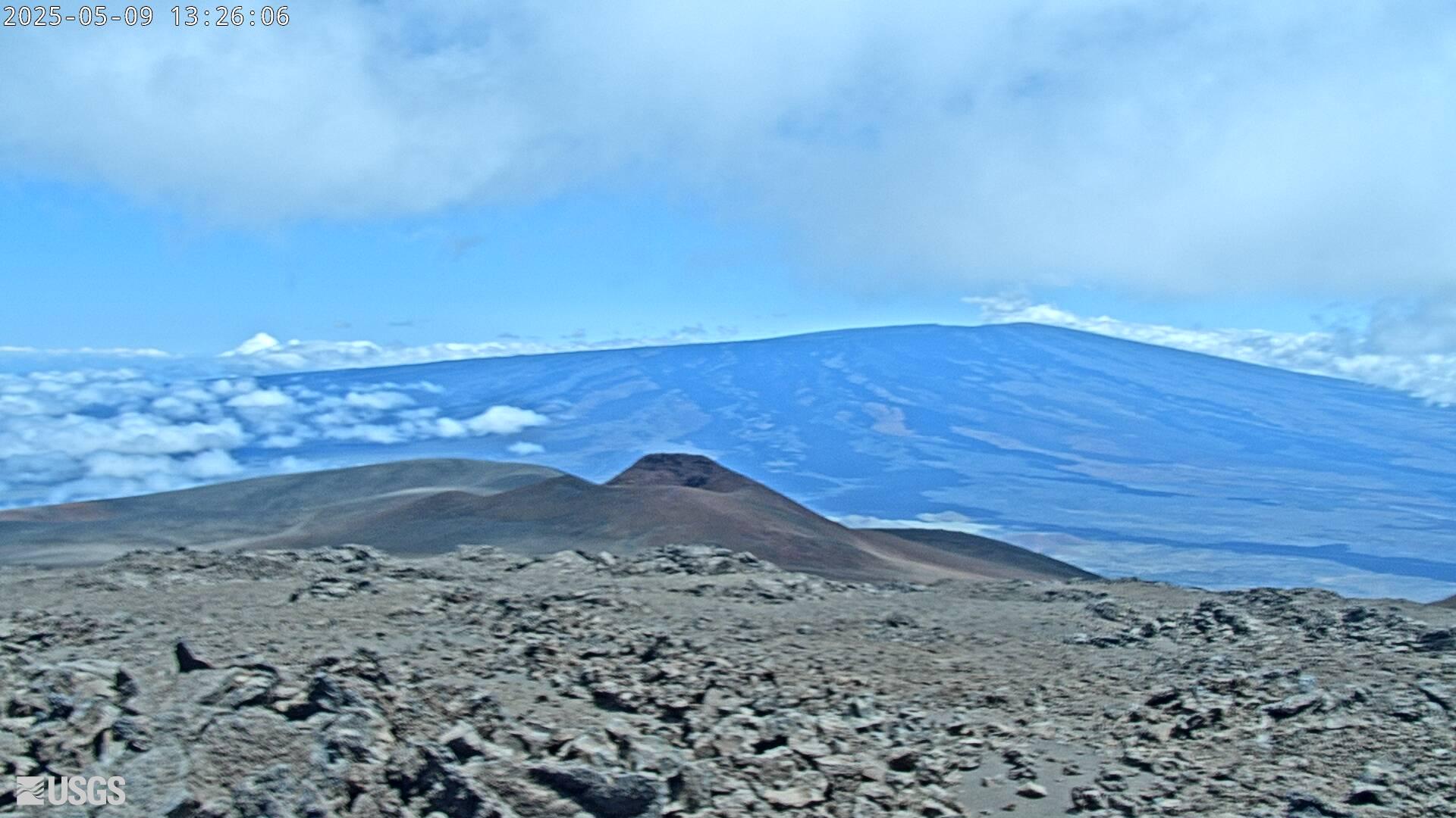 Live webcam view of lava erupting from Mauna Loa volcano