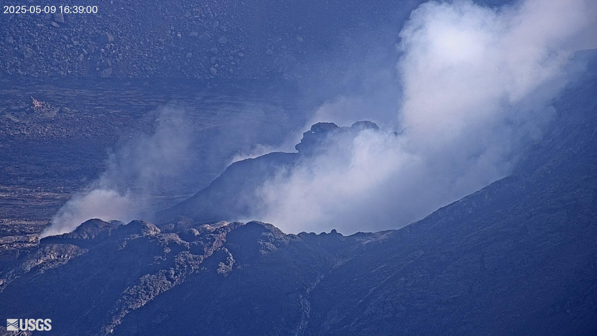 Halemaʻumaʻu vent and lava lake