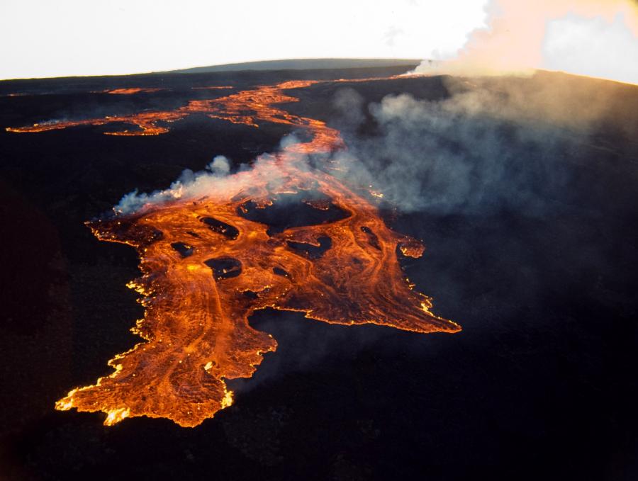 Des évents en éruption sur la zone de rift nord-est du Mauna Loa près de Pu'u 'Ula'ula (Red Hill) le 25 mars 1984, ont envoyé d'énormes coulées de lave 'a'ā le long de la faille vers Kulani.