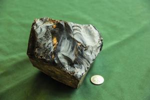 Échantillon d'obsidienne - verre volcanique dense, composition de rhyolite.  (Cliquez sur l'image pour la voir en taille réelle.)